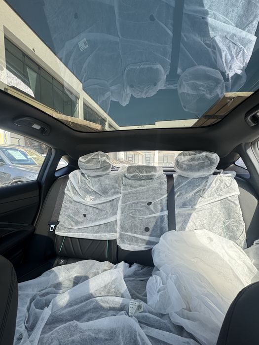 Deepal Sl03 2025yili oq va qora ranglari mavjud