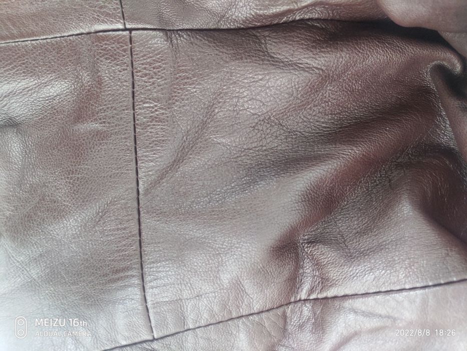 Кожаная куртка цвета бордо