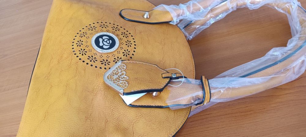 Тъмно синя дамска чанта кожа с две основни дръжки (допълнителна дълга дръжка с регулация) и цип в горната част. С три вътрешни отделения, едното от ко