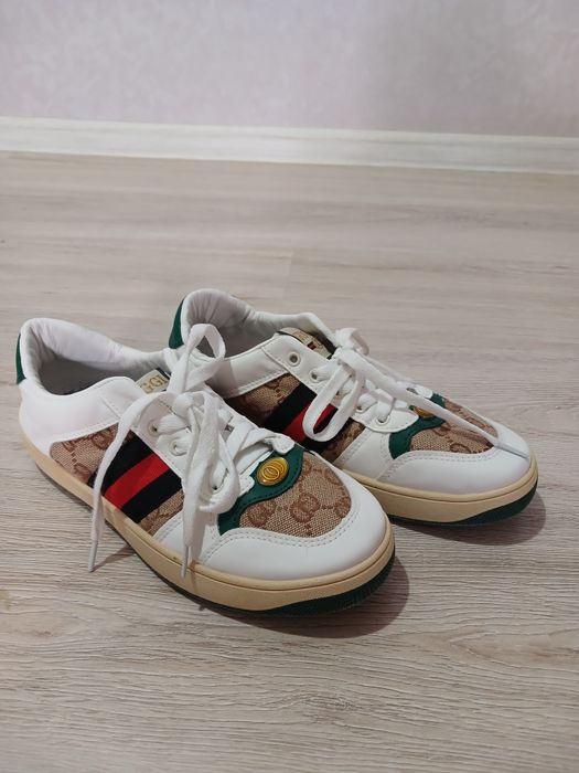 Продам 2 кроссовки по цене 1