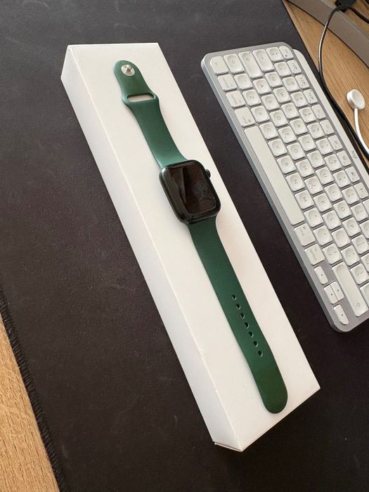 Apple Watch 7 + Cellular - Green Aluminum Case Clover Sport Band 45mm