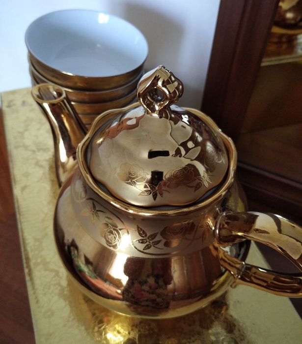 Продам  чайник с пиалками  и др. посуду