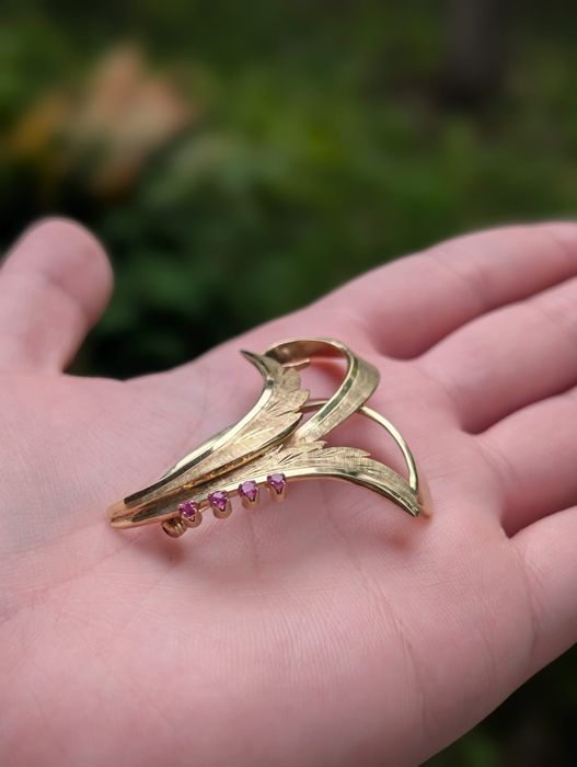 Veche brose din aur de 14K 585, cu pietre rosii rubine