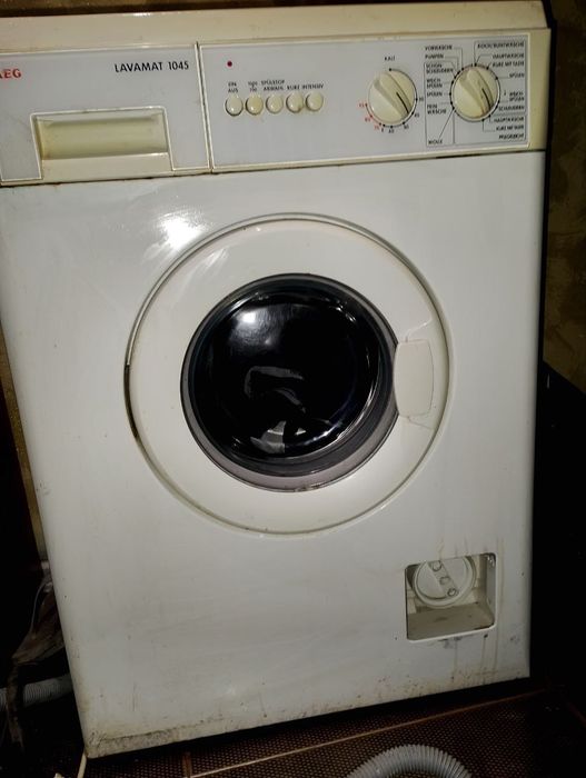 Продавам пералня AEG за части , работи но има проблем