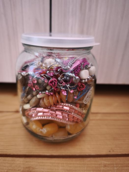 Голям буркан с бижута