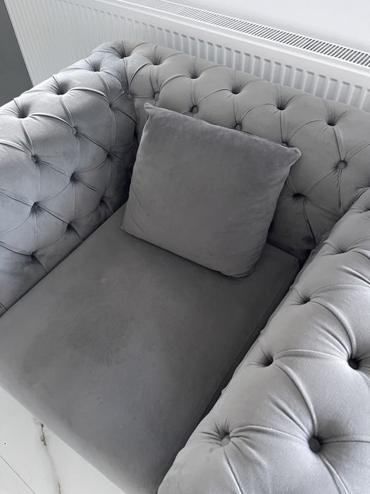 Set Canapea + 2 fotolii model Chesterfield tapitate cu catifea gri pret negociabil (se vand si separat: canapea:2500 lei si fotoliile:1000 lei)