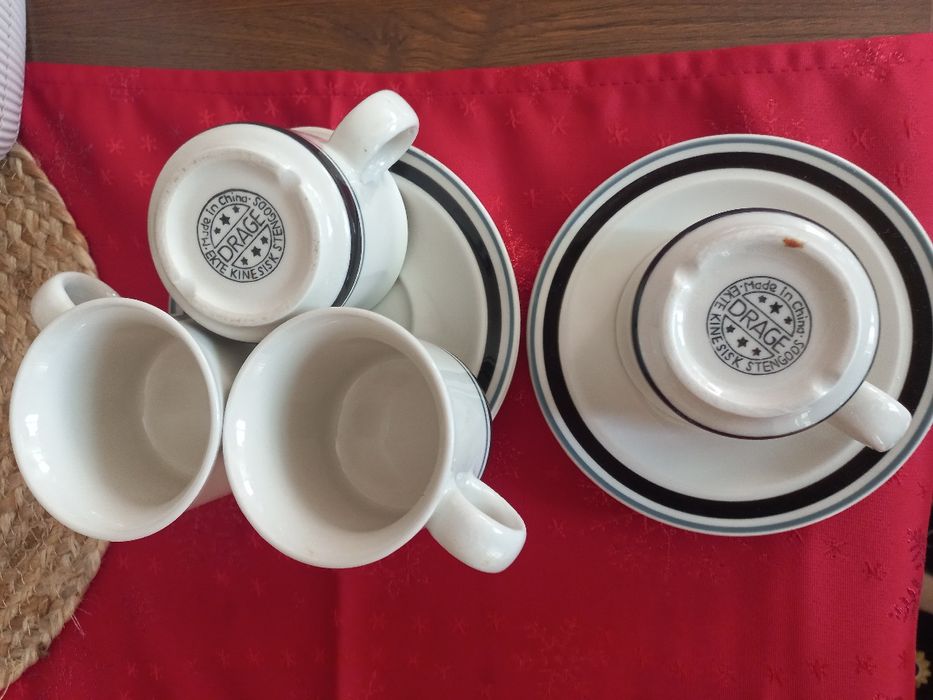 Чашки за кафе.Дебело , здрав материалЧетири чашки с четири чинийки..