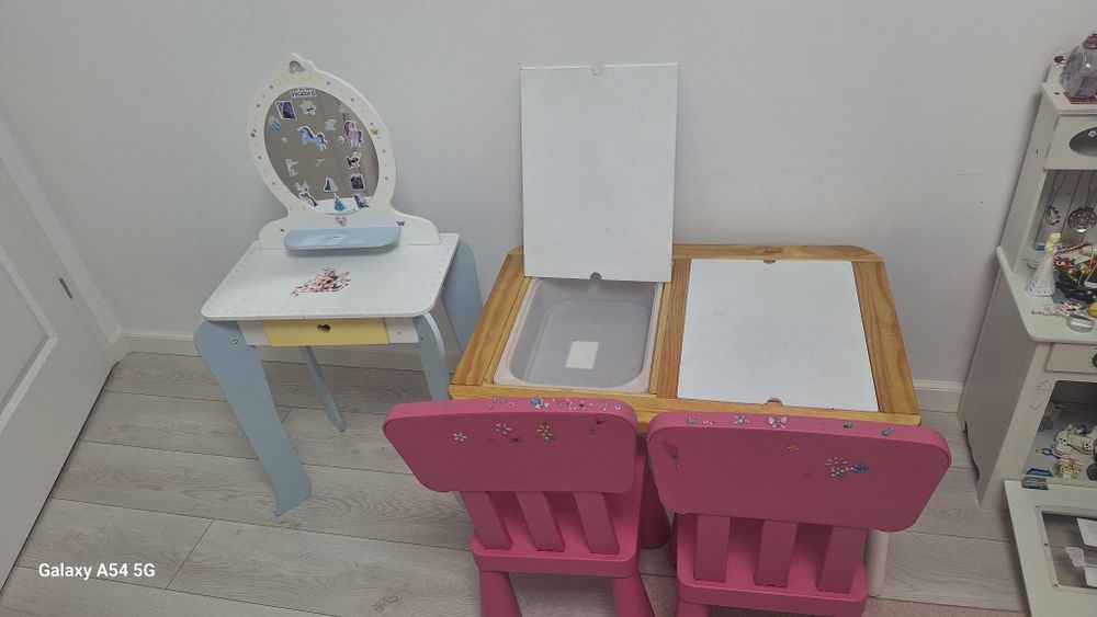 Vând masuta ikea, 2 scaune si masa machiaj