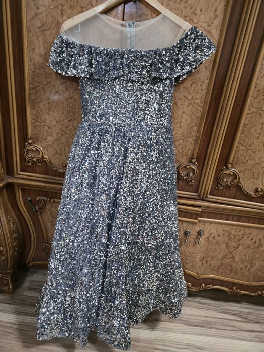 Вечерние платья для девочек 9 лет. В отличном состояние