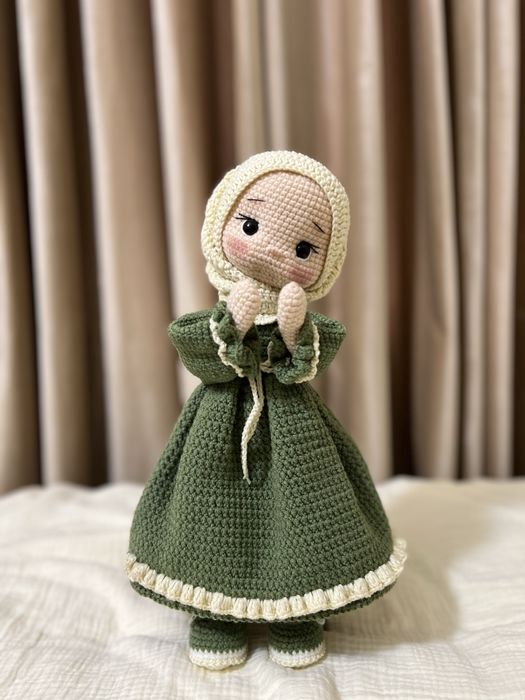 Вязаная кукла ручной работы