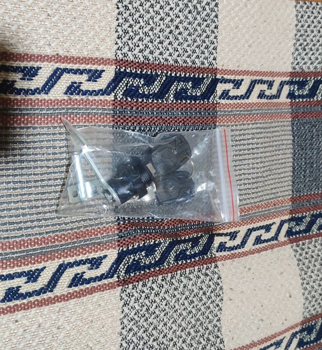 Продам крышку на бак. С ключом.