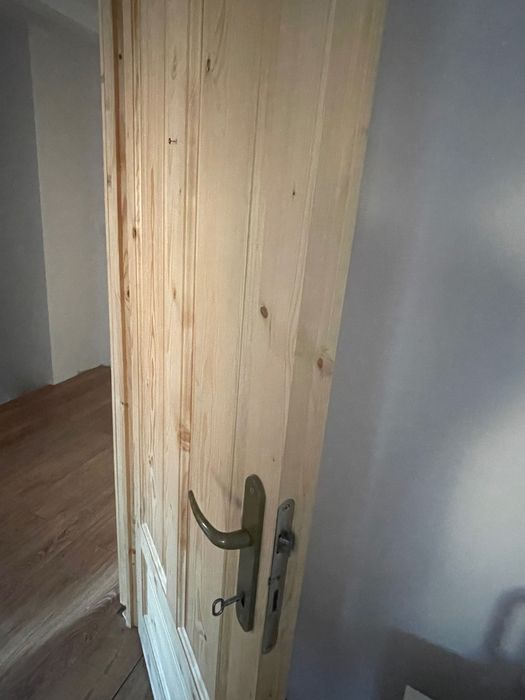Usi de vanzare interior
