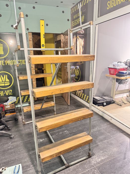 Suport metalic confectionat manual pentru expus haine