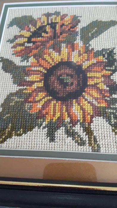 Бродерия "Слънчоглед" в дървената рамка
25 см ×21см