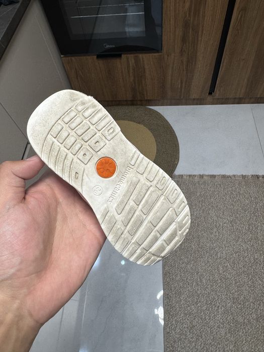 Продаю кроссовки для девочки