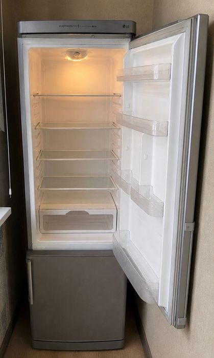 LG холодильник, 300 litr
