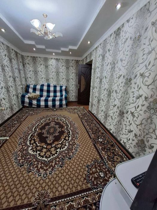 1 комнатная с обстановкой в центре Чирчика (Навои)