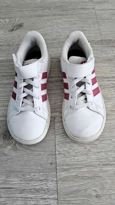 Много запазени маратонки за момиче.