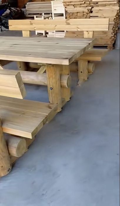 Масивна маса с 2 пейки