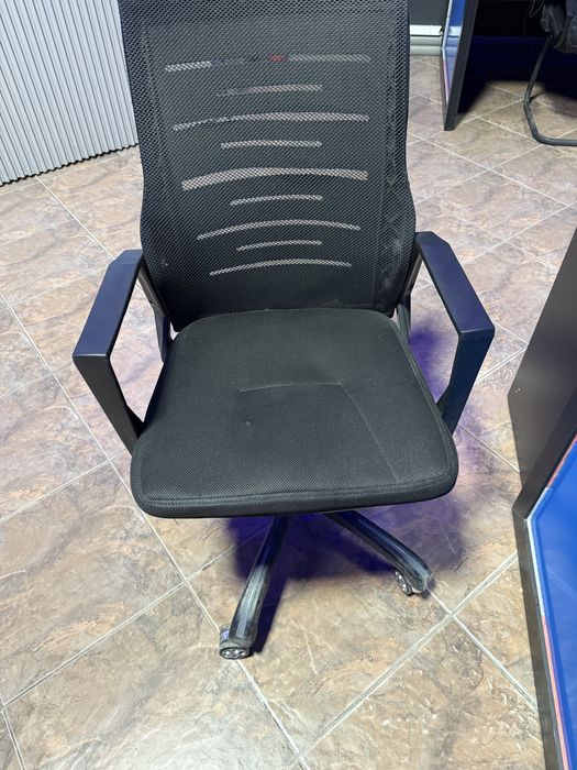 Офисное кресло.
