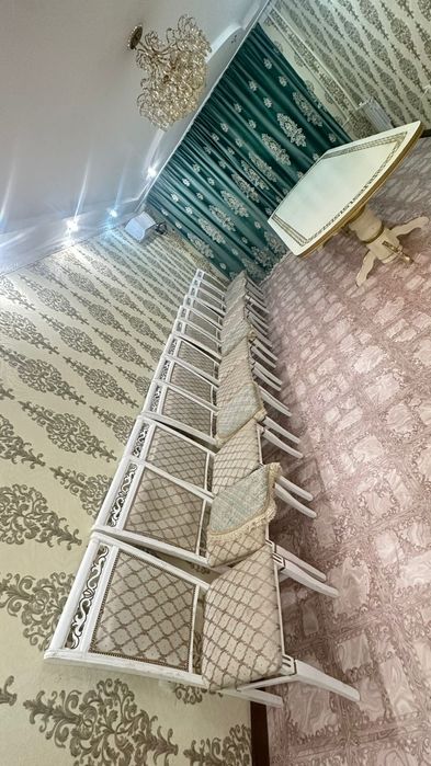 Стол и стульями продаётся