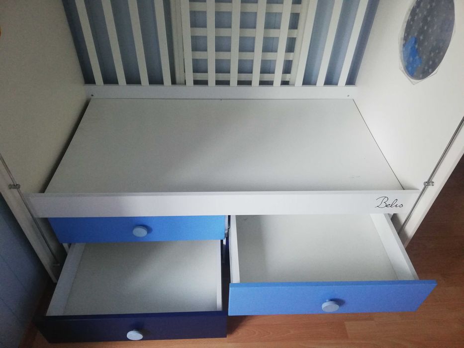 Гардероб и бебешко легло