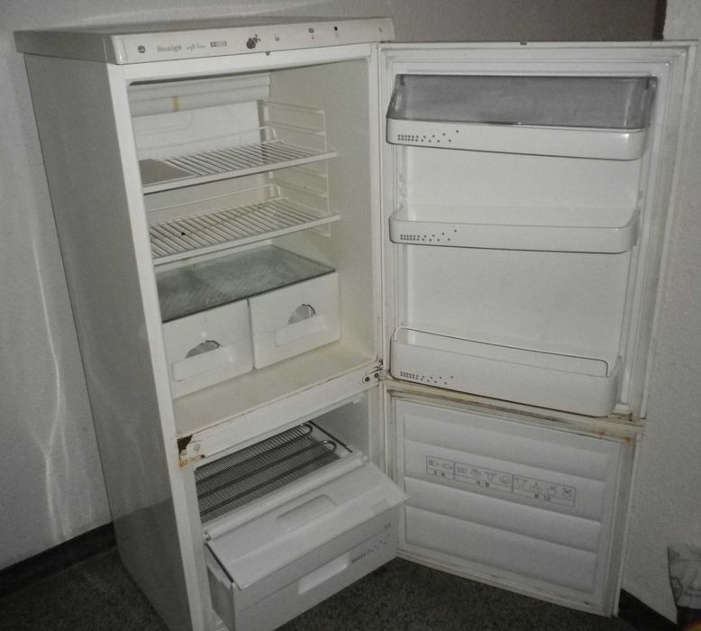 Продавам хладилник с фризер Snaige RF 270.2