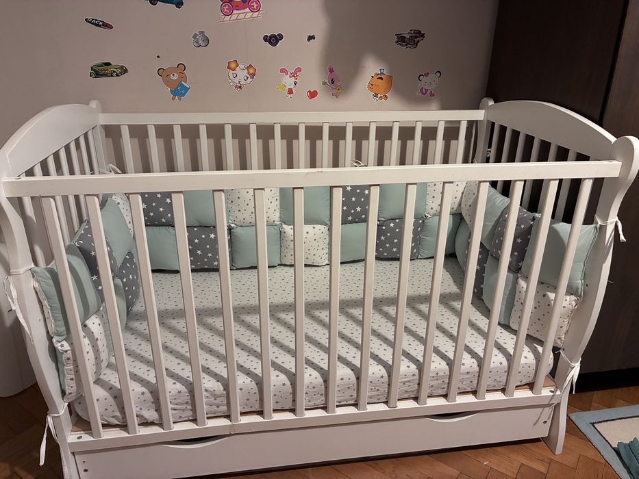 Pătuț unisex in stare foarte bună,cu apărători,saltea,husă și 2 cearșafuri