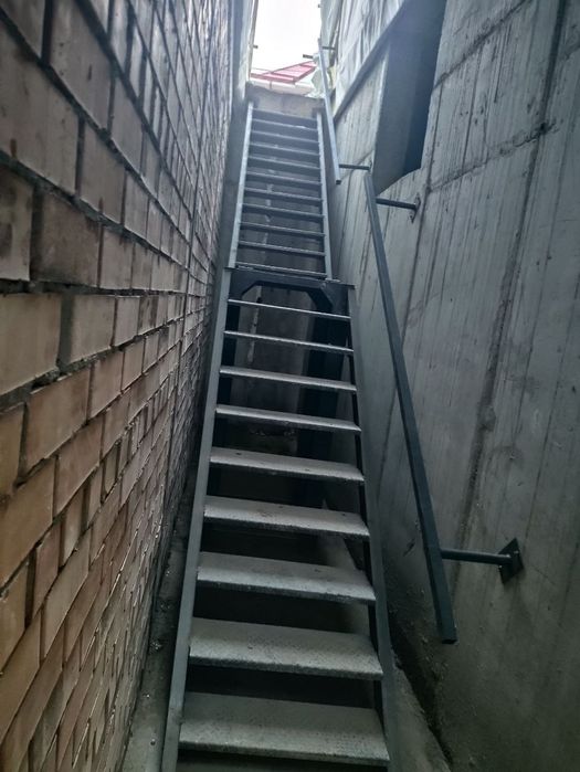 Металлические изделие двери, ворота, шкафы, охранные заборы, люстры.