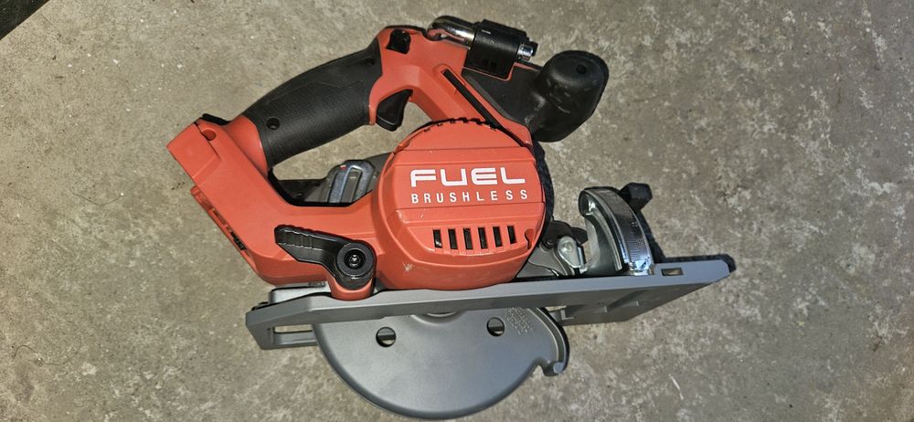 Milwaukee fuel m18   circular si fierestrāu sabie