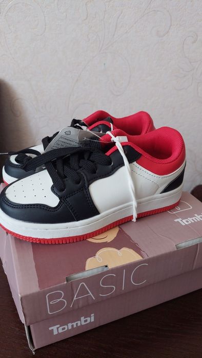 Продам детские кроссовки