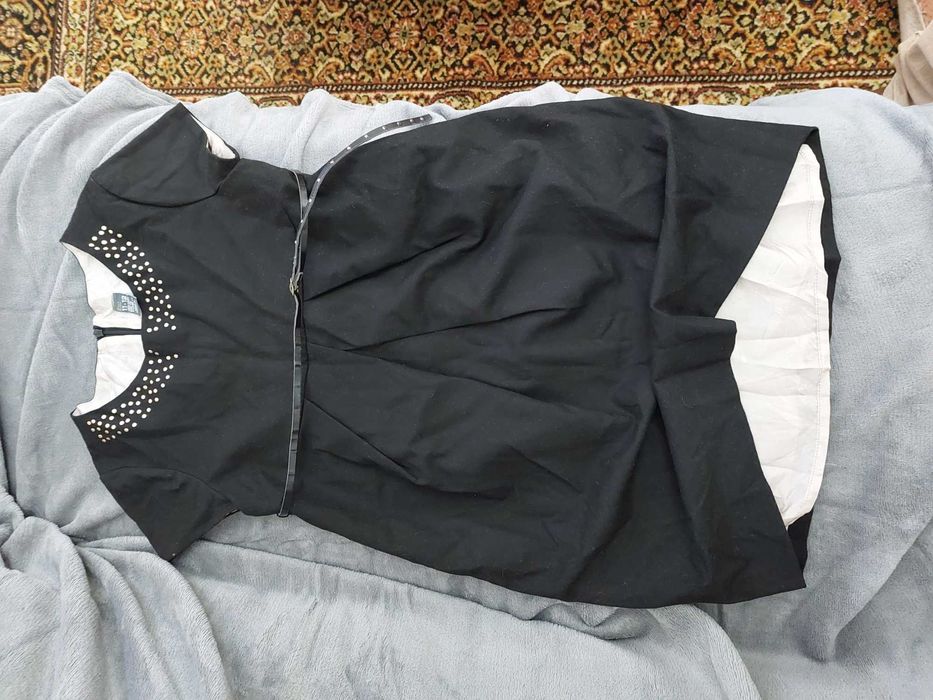 Vand rochie si pantaloni pentru adolescente