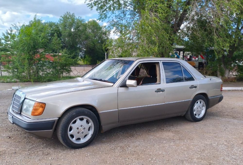 Продам машину мерседес Е 230