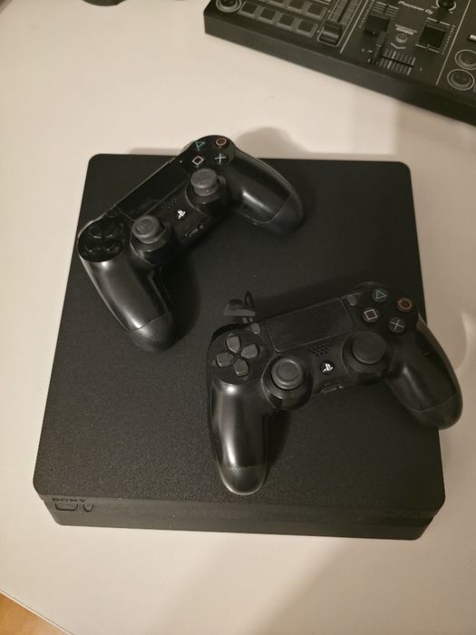 Pachet PlayStation 4 Slim + 2 Controllere DualShock 4