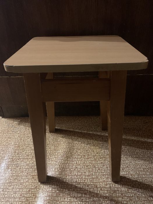 Стол и табуретки