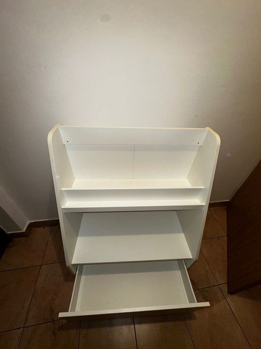 Etajera carti si jucarii