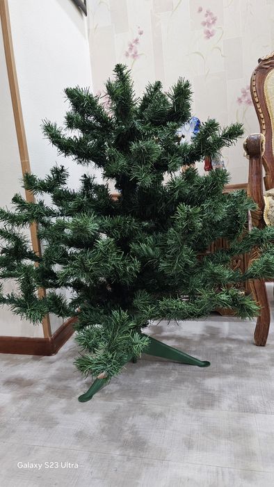 Елка ,высота 92 сантиметров, диаметр нижних веток 90 сантиметров