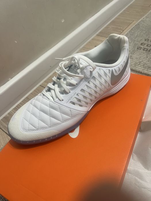 Футзалки новые Nike