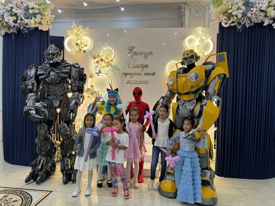 Аниматоры и больщих роботы 2,5 метр