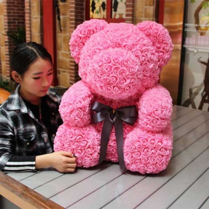 Мече от рози и подаръци за всякакви поводи.