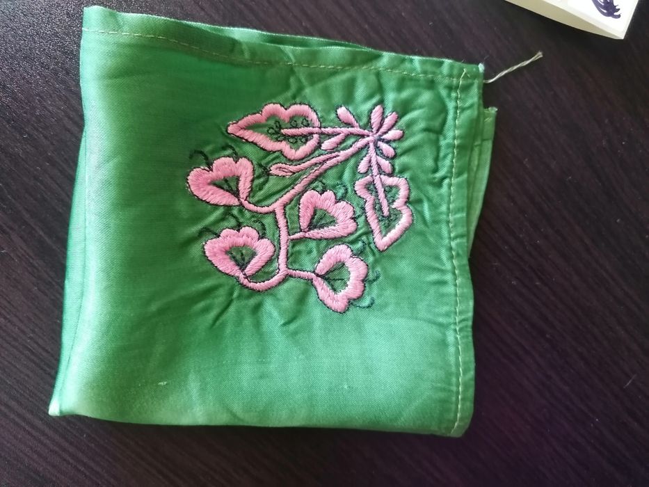 Малко каре с бродерия