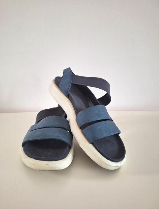 Sandale casual dama ECCO Yuma nr. 36
Piele nubuck, captuseala din piele
Talpa injectata prin intermediul tehnologiei ECCO FLUIDFORM™