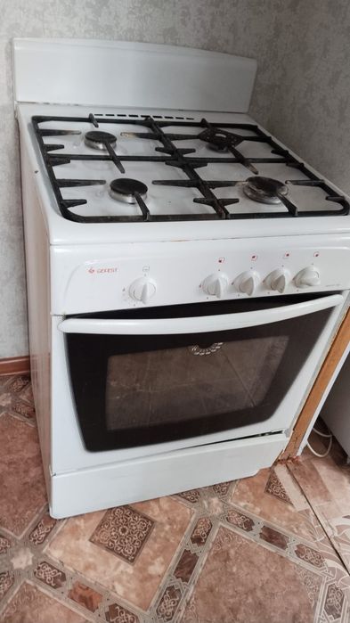 Продаю газ плиту Гефест