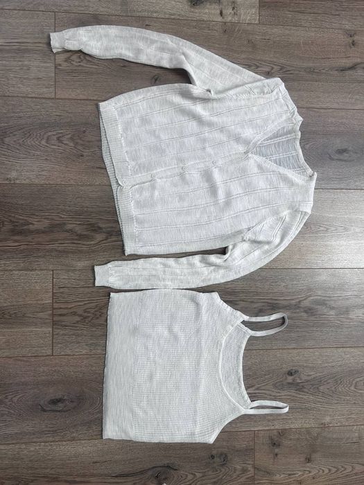 Әйелдер/қыздарға арналған киімдер сатылады