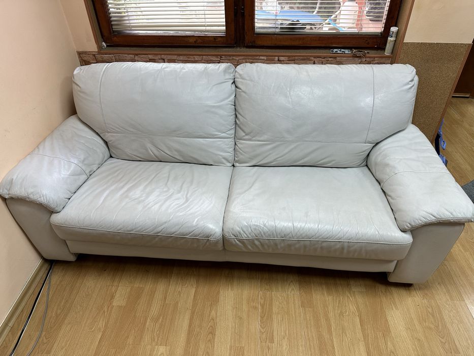 Бял диван от естествена кожа