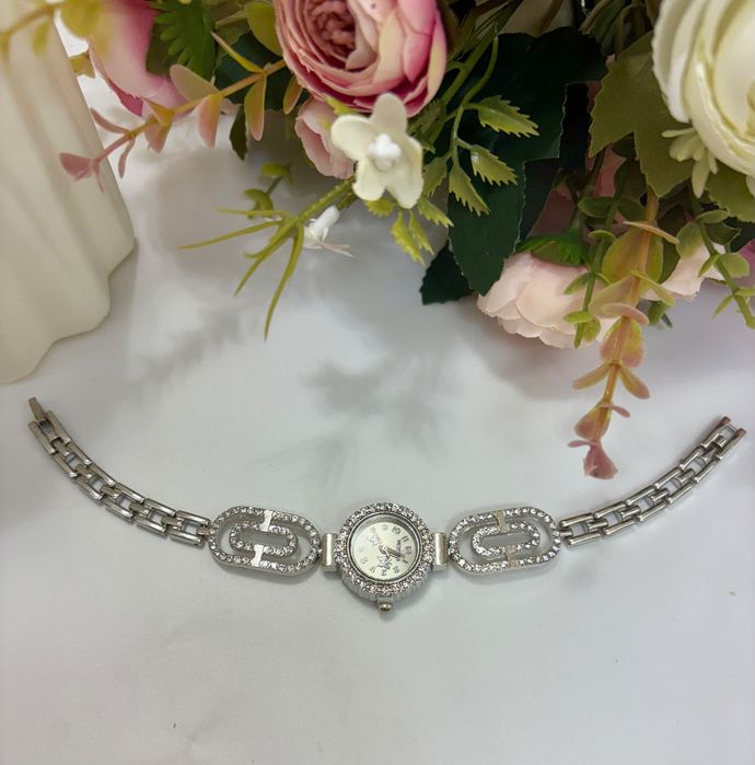 Часы в серебряном цвете со стразами