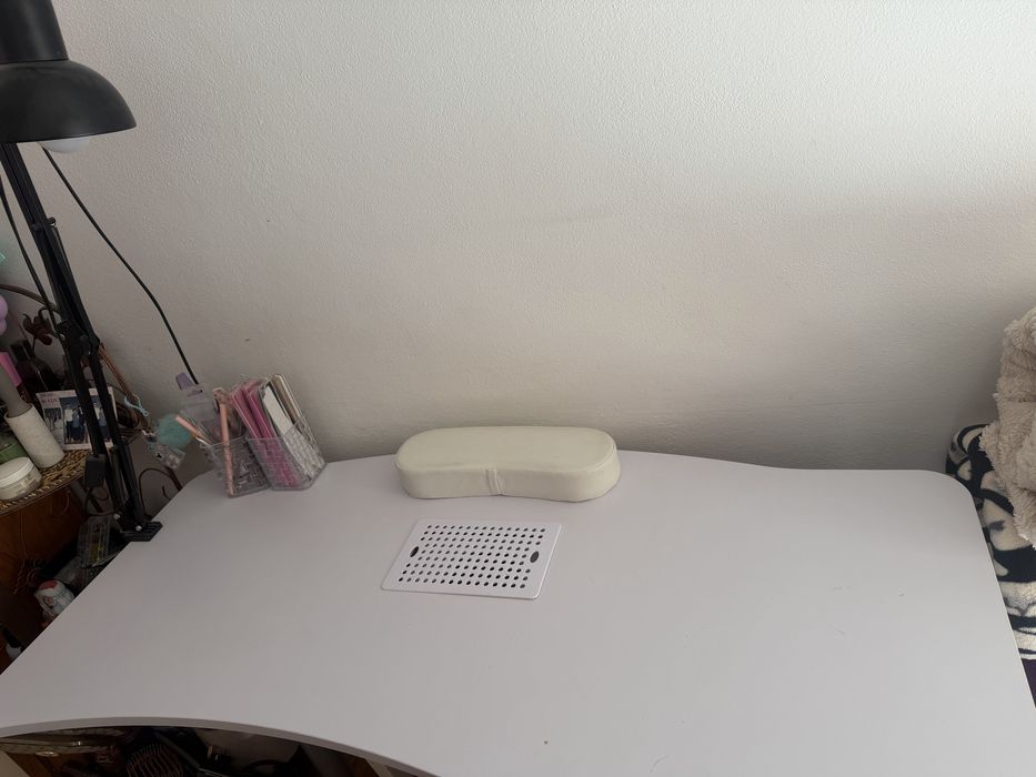 Masa pentru unghii , + aspirator + toate produsele necesare pentru unghii