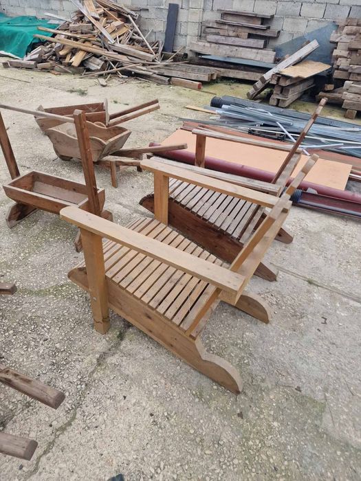 Дървени столове и орнаменти за градина