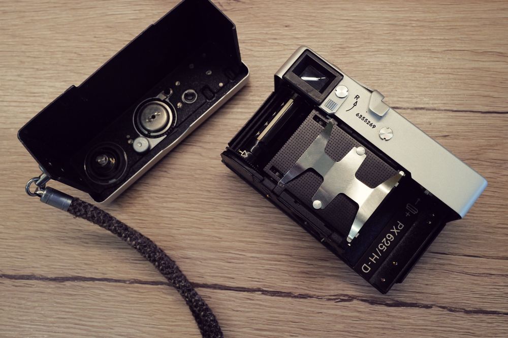 Aparat foto Rollei 35 T pe film obiectiv Zeiss Tessar point and shot