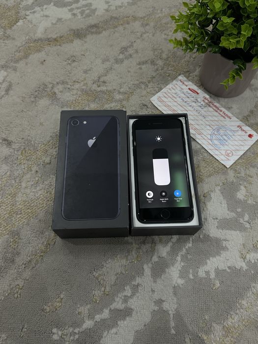 Продам iPhone 8.
